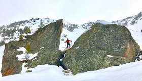 Die großen Felsblöcke bei der verfallenen Kleefeldalm - Skitour Kleefeldkopf.