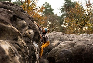 Zofia Reych beim bouldern in Fontainebleau